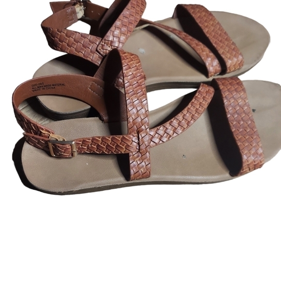 9 Chinese Laundry tan sandal - Picture 2 of 4